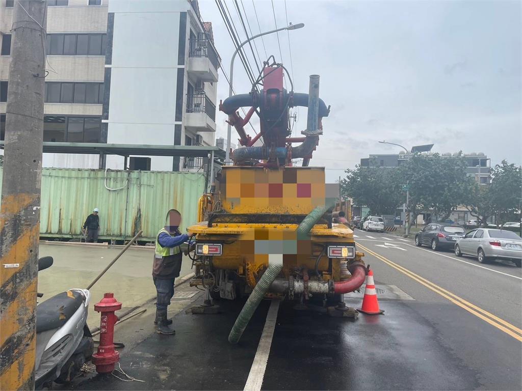快新聞/桃園1水泥車「吊臂觸碰高壓電線」! 1男遭電擊不治身亡