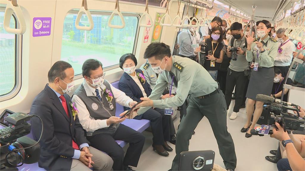 國軍形象列車正式啟用　鄭文燦搭乘首體驗AR