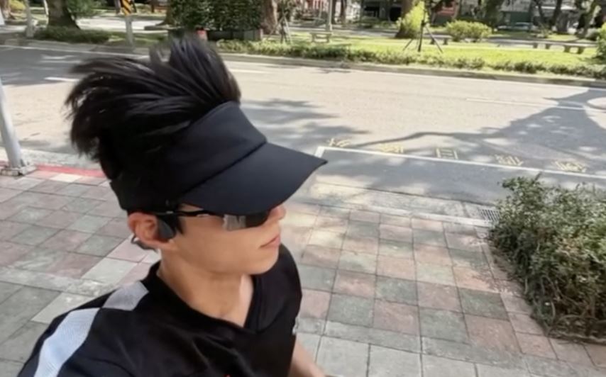 親自認證「你的保健交給寶劍」！朴寶劍台北慢跑 曬台灣公車諧音梗廣
