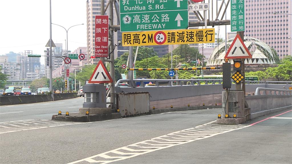 台北復康巴士硬闖限高地下道　車頂全削掉「變敞篷車」