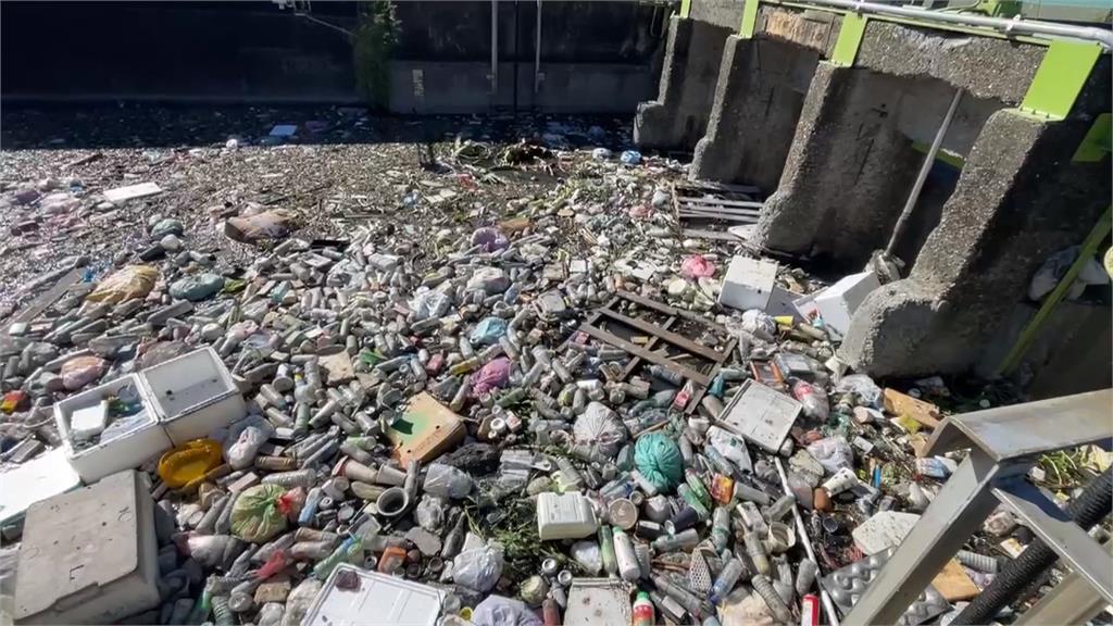 西螺大排赫見"垃圾漂漂河" 雲林縣環保局開4罰單