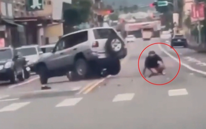 南投休旅車「切西瓜」猛撞輾機車 驚險!騎士側身翻滾輕傷警方查緝