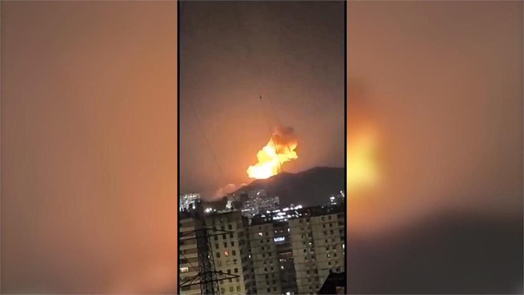 馬杜洛被活逮「上銬、蒙頭」押送紐約　川普：立即接管委國