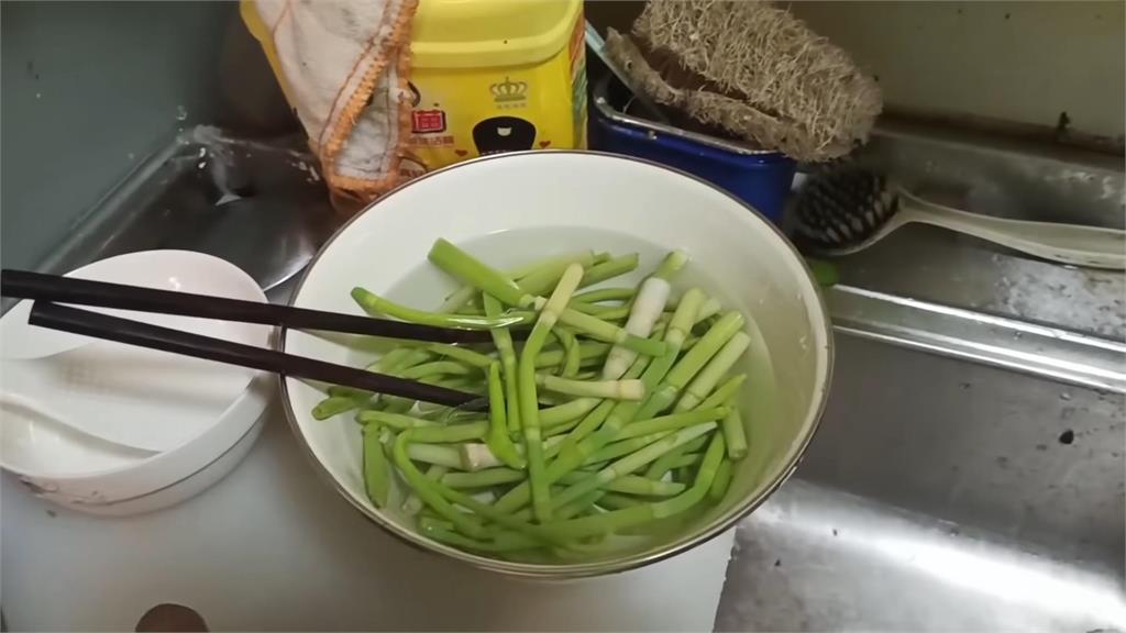 上海緊急封城「民眾餓瘋」沒物資　當地人曝現況：三餐吃路邊野菜