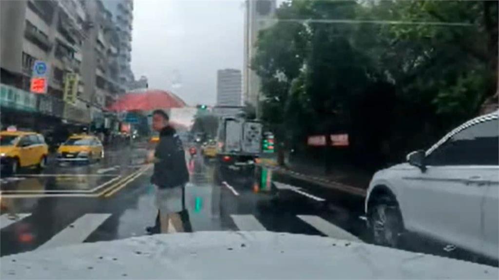 撐傘幫忙長者過馬路　董至成：盼減少行人地獄