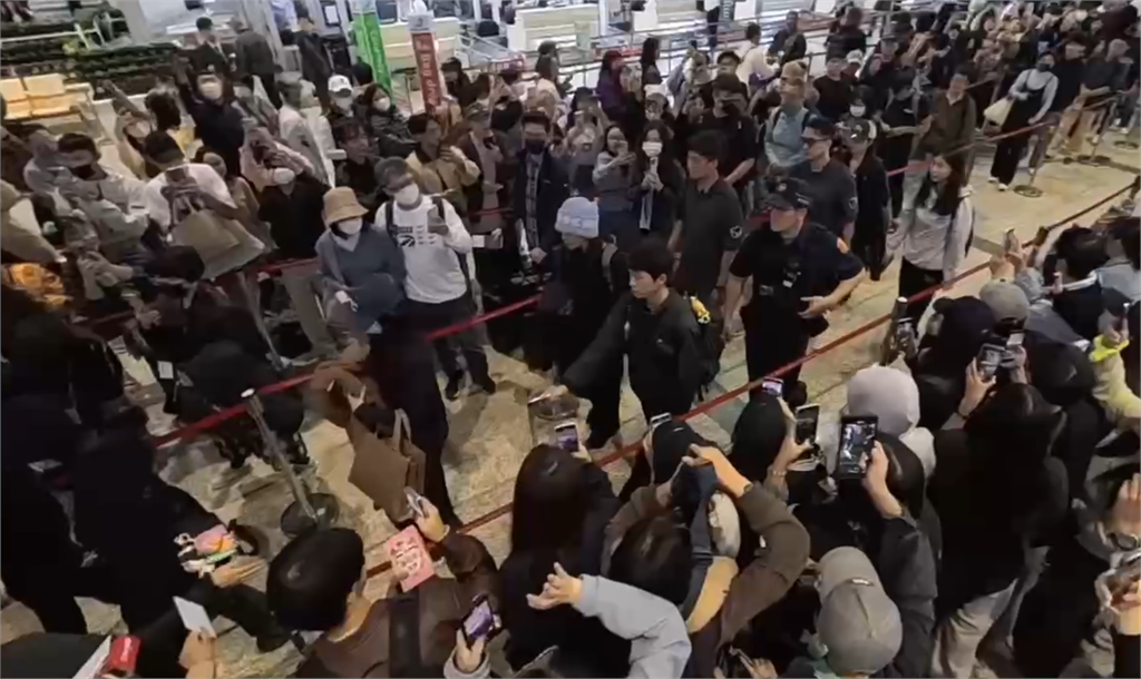 最新/高雄演唱會落幕!人氣女團TWICE今早搭機返韓 大批粉絲現身送機