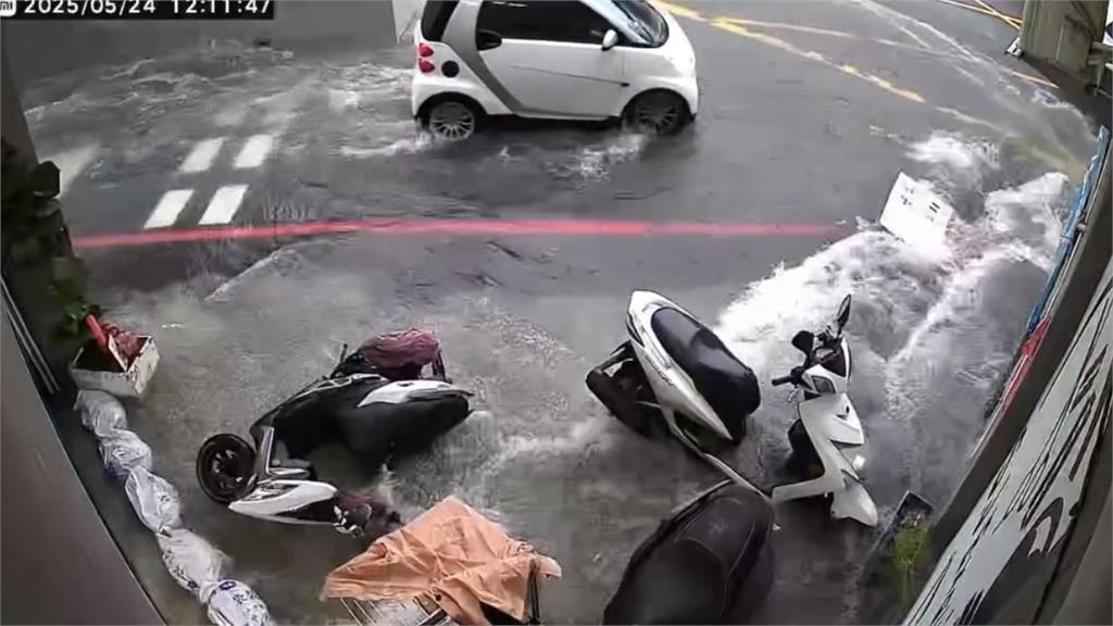 豪雨灌爆台中!老闆娘掃一半「水花狂沖進理髮店」無奈1舉動全被拍