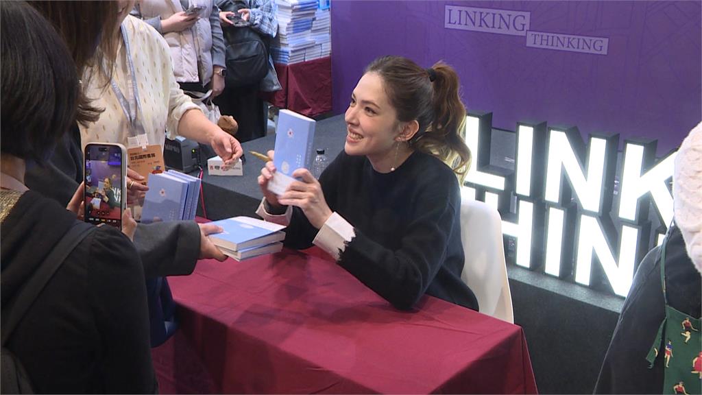 許瑋甯國際書展新書發表　大批粉絲排隊力挺