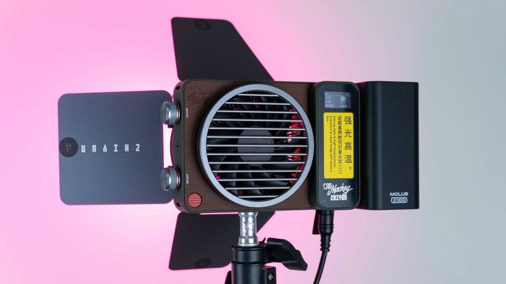 「心得」智雲 MOLUS X100 RGB PRO – 美的不像是個攝影燈