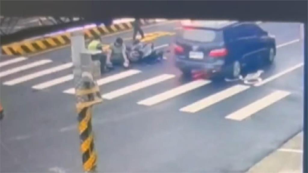 彰化2機車路口對撞! 騎士雙雙噴飛 機車「原地打轉」