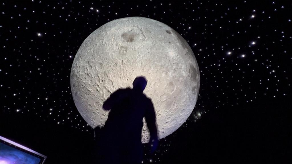 「３Ｄ月球模型」巡迴展智利登場　英藝術家仿照月球製直徑七公尺球體
