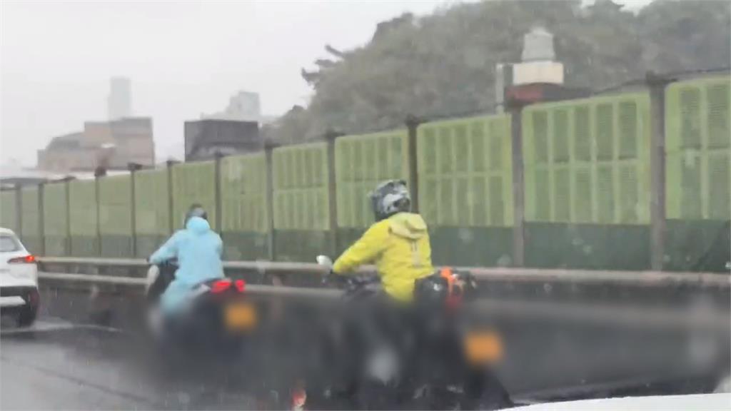 誇張！１１輛大型重機「集體闖國道」　目擊駕駛：太扯了吧