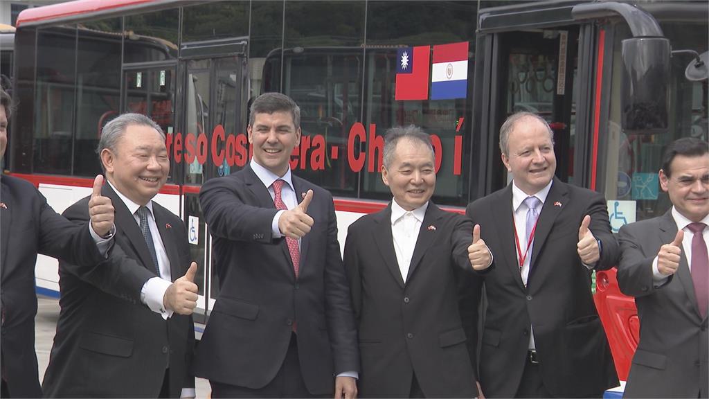 巴國準總統訪台試乘電動巴士　貝尼亞：有信心維持台巴邦誼