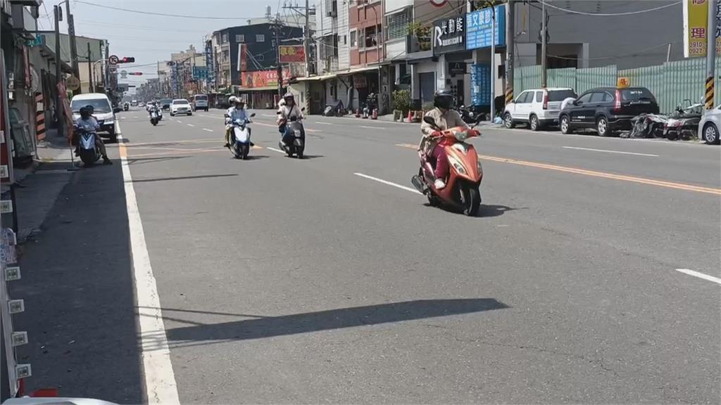 鬼切害後面三機車撞車 騎士看一眼...竟直接騎走