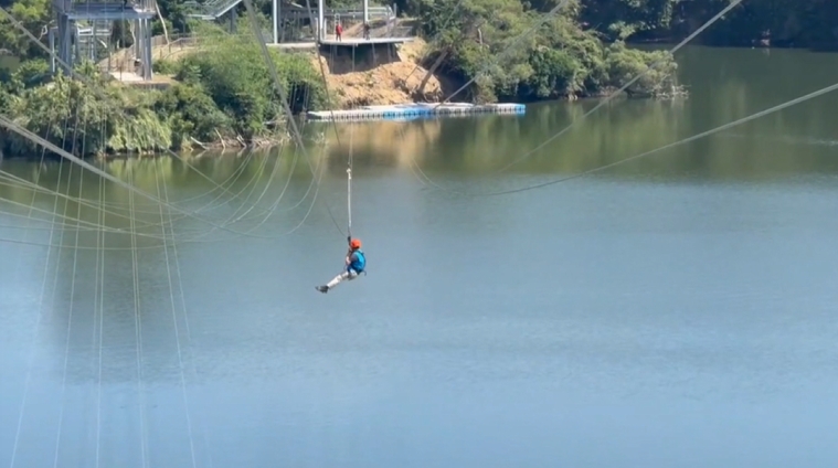 飛越明德水庫!賞景新視角 空中飛索、高空自行車練膽量