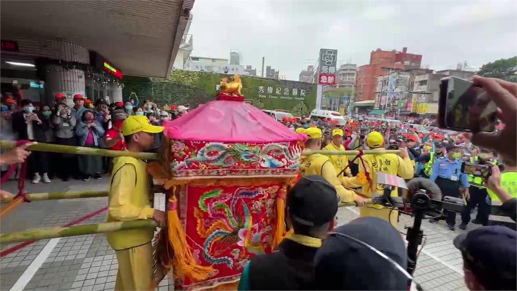 「粉紅超跑」直衝秀傳！醫護人員門口恭迎媽祖　呈彰化姊妹衣物祈福庇佑