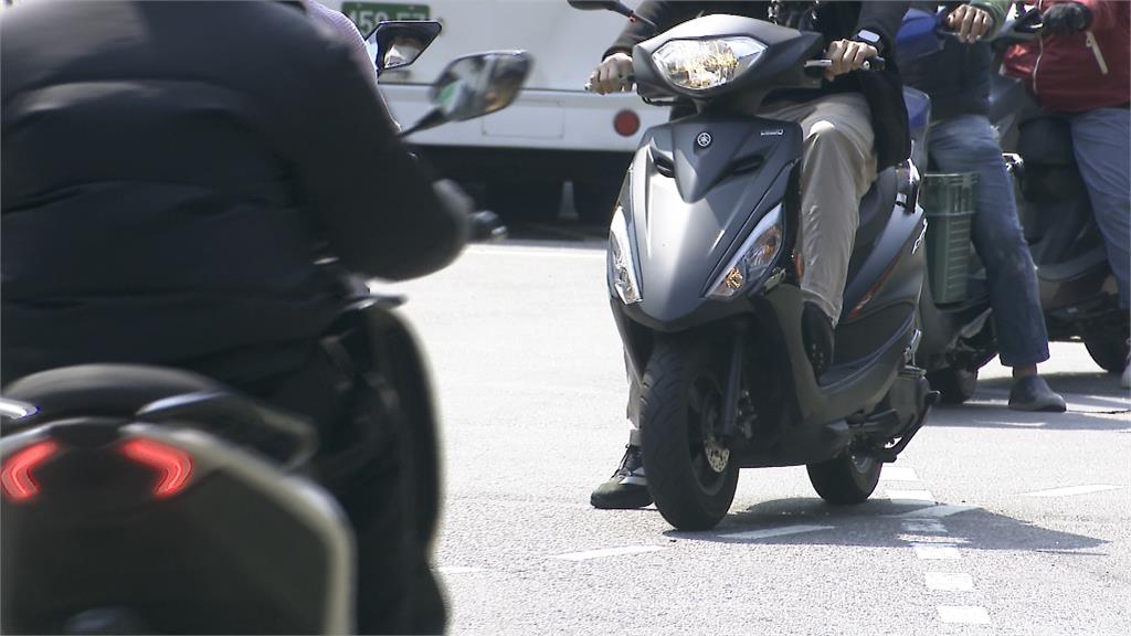 士林騎士疑未注意左轉車　被撞噴飛頭部重創身亡