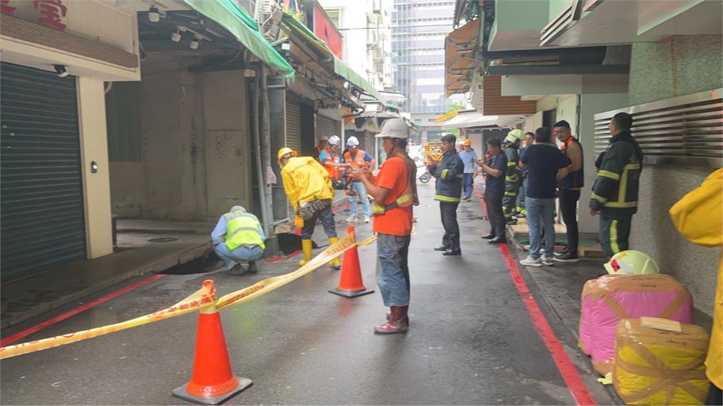 快新聞／柏油路瞬間「消失」！北市五分埔驚現3米天坑　地基掏空畫面曝光