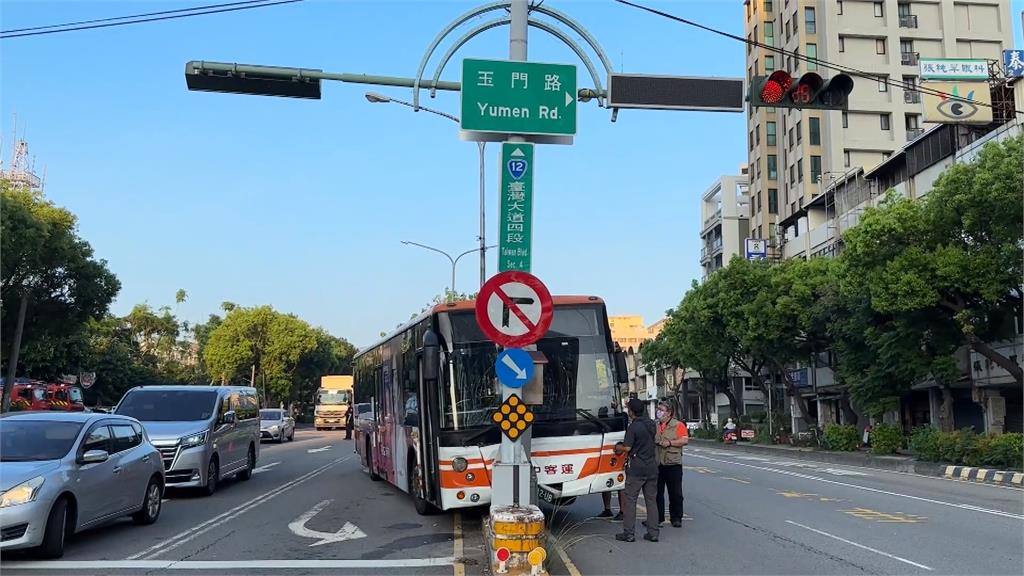 公車駕駛自撞分隔島送醫不治 獨家畫面曝!出勤前最後身影