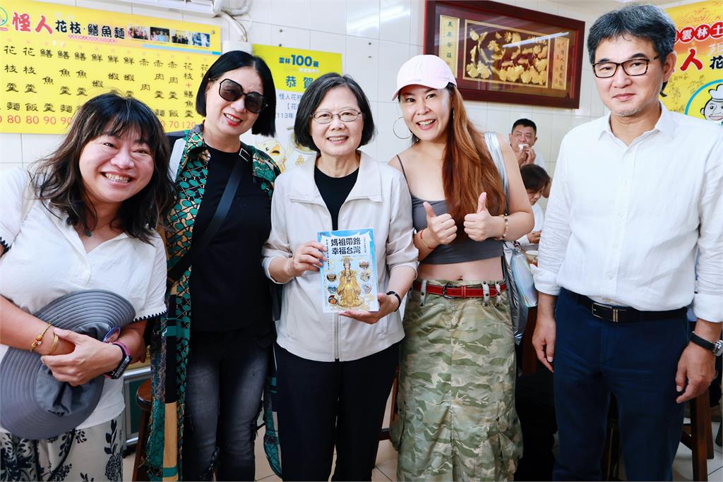 卸任後魅力依舊！蔡英文走遍地方　民眾巧遇激動落淚喊：台灣媽祖婆