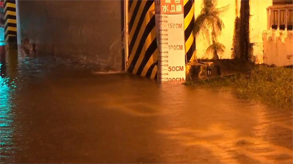 大雨狂炸台南整夜！　保安火車站附近涵洞水淹3米