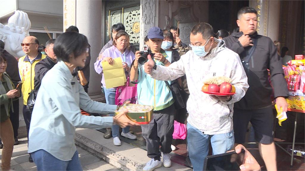 林岱樺參拜鳳山天公廟　提出「暖冬三願」政見