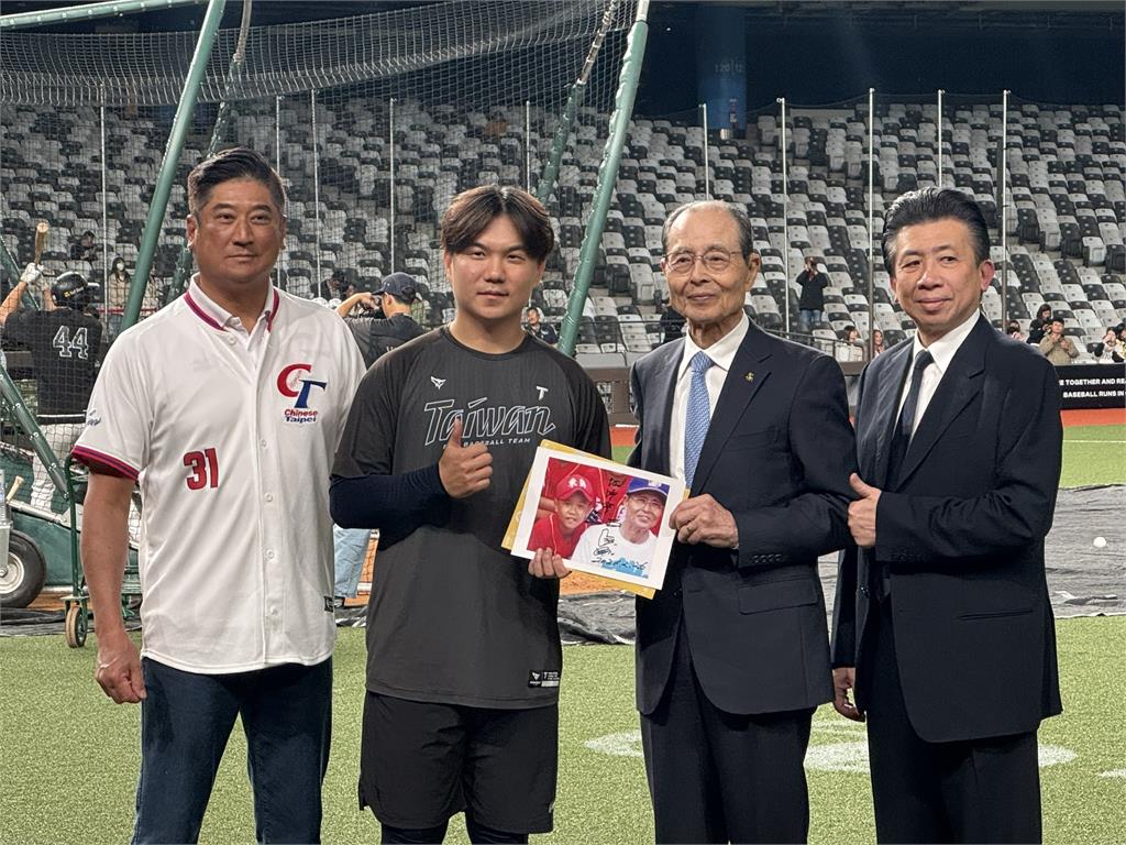 經典賽(影)／小小「小可愛」與王貞治！江坤宇圓兒時夢交流賽得「OH桑」親筆簽名