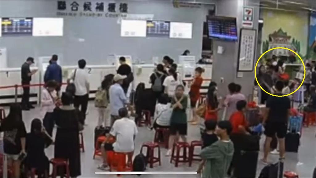 快新聞/扯!不爽沒排到候補機位 男金門機場「持椅砸櫃台」釀地勤受傷挨告
