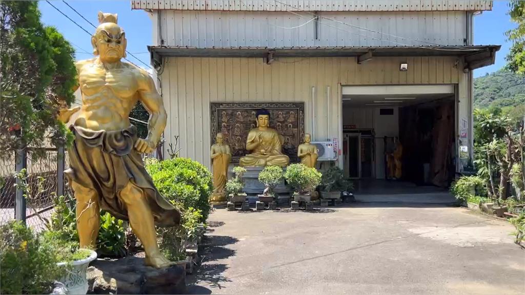奇！神犬拖「仙鶴童子」逛大街　網笑稱：去遶境了
