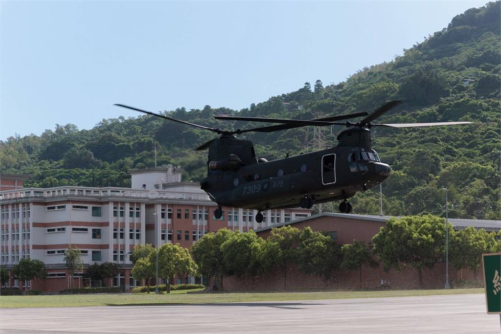 快新聞／直升機突擊、火箭砲待命！國軍模擬迎戰進犯敵軍　火力壓制曝光
