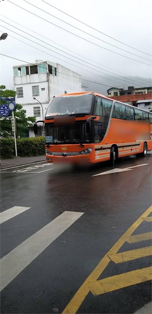 快新聞/類火車今上路就出包! 撞上壽豐站限高桿「車頭凹陷」無載客