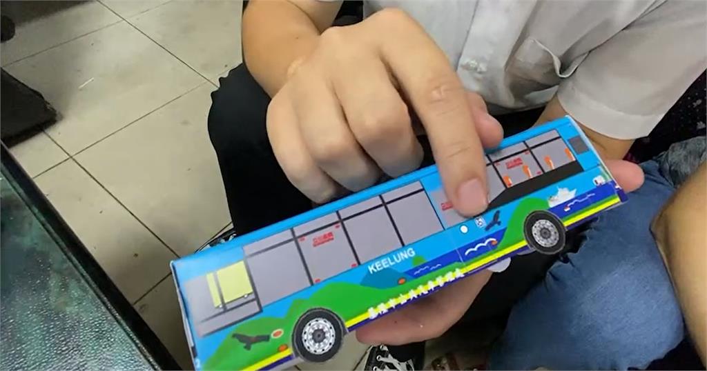 快新聞／從小抱到大的夢想成真！ 他花20年考上基隆市公車司機　手做模型超逼真