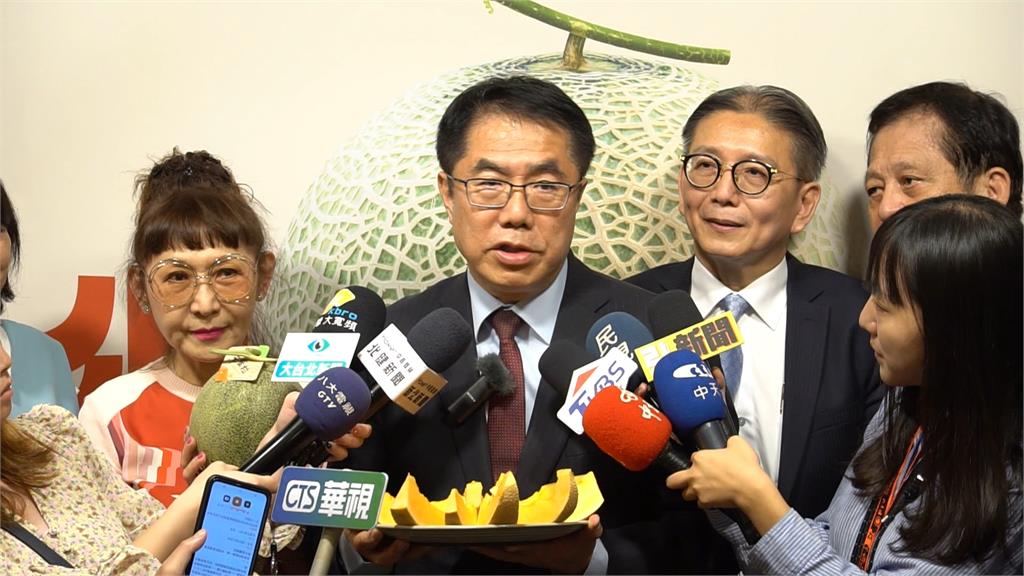 北上快閃市集力推台南洋香瓜 黃偉哲難得放閃親手餵夫人品嘗