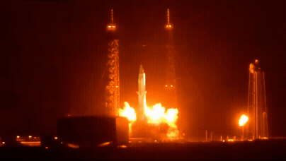 藍色起源火箭測試炸出大火球！「巨大火光吞噬夜空」爆炸瞬間震撼曝光