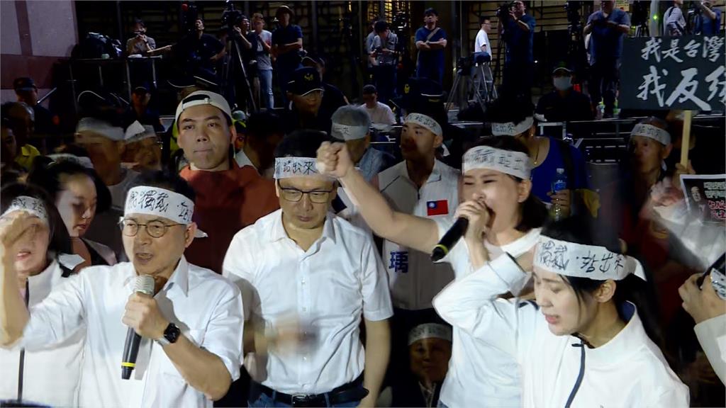 台上哭喊、號召群眾前進 藍委北檢前上演政治大秀