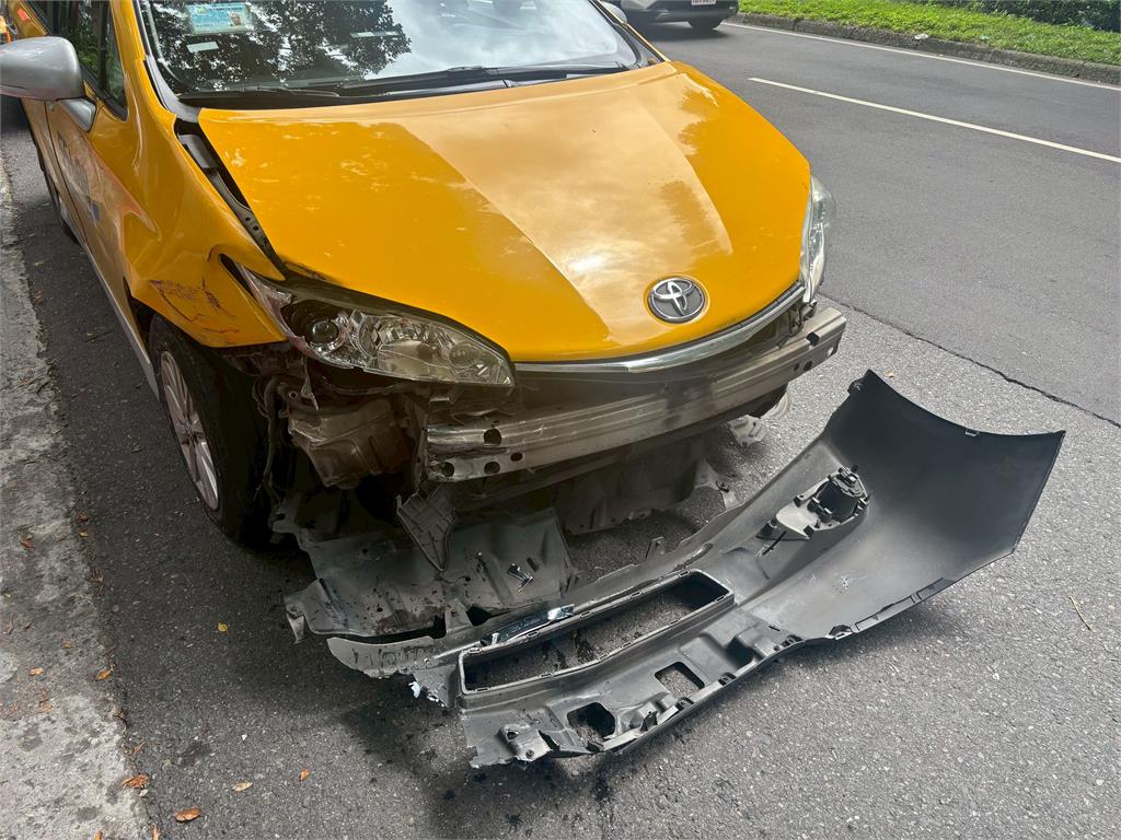 快新聞/怕!北市計程車煞車故障 車頭右偏撞公車畫面曝光