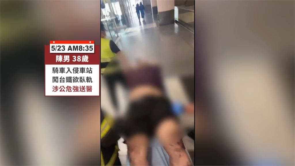 男子騎機車闖板橋車站　慘摔B1又衝月台臥軌