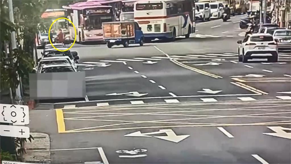 快新聞/拿千元大鈔搭公車拒刷卡 婦人失控站路中央擋車