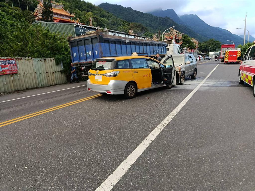 快新聞／疲勞釀禍？宜蘭休旅車衝對向撞小黃　車頭秒起火5人送醫