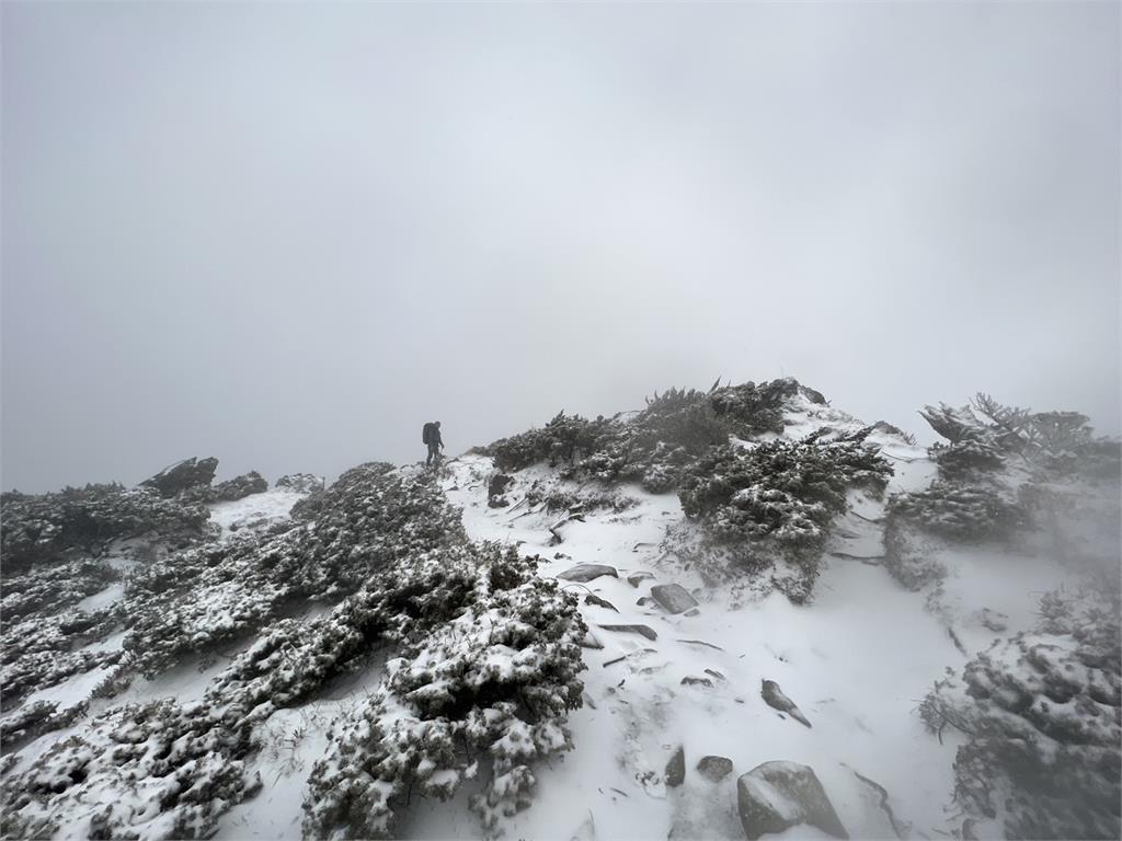 快新聞／嘉明湖今年第1場雪來了！山屋灑上厚厚糖霜　絕美銀白世界曝