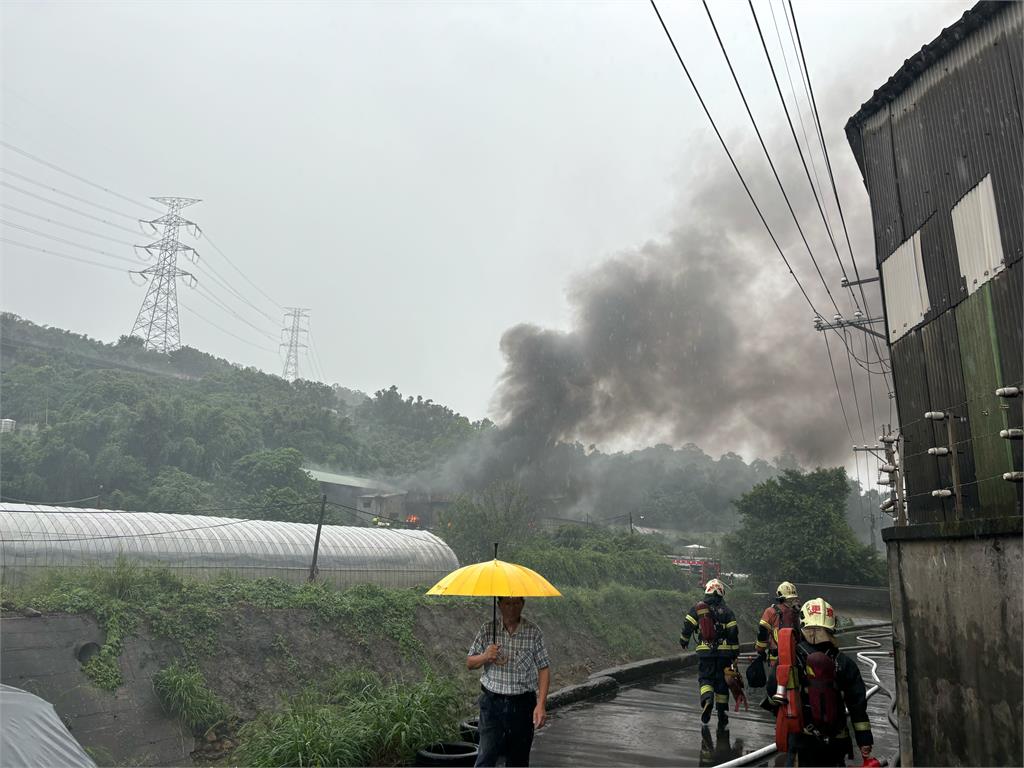 快新聞／新北五股驚傳鐵皮屋祝融　濃煙火舌竄天畫面曝光