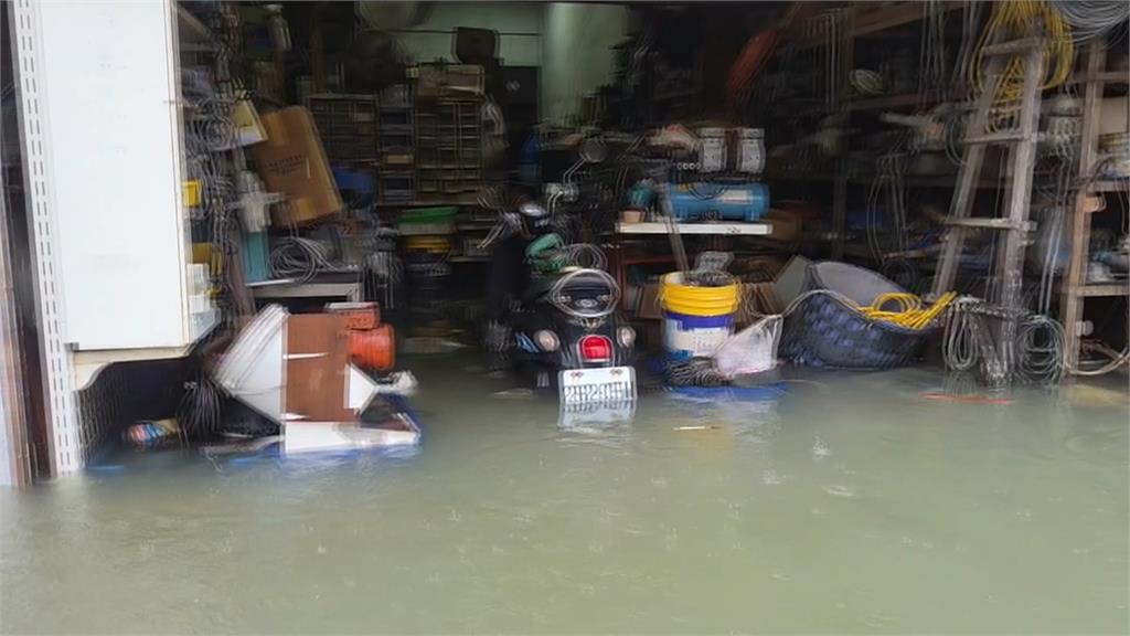 連日豪雨狂炸　屏東東港成汪洋　居民搭橡皮艇上街