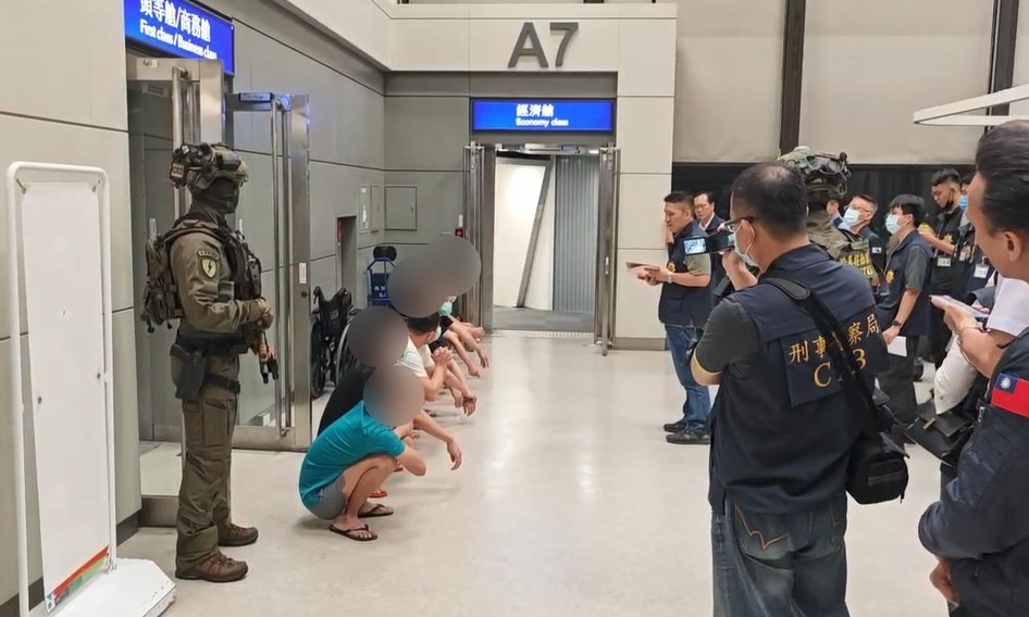 快新聞/103名台灣人在印尼涉詐被捕 刑事局押解11人晚間抵台