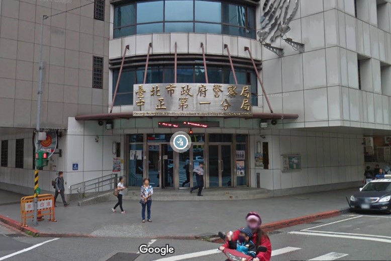影/北市忠孝西路「特權紅線」 整排停滿滿!不甩救護車狂響鳴笛…網罵翻