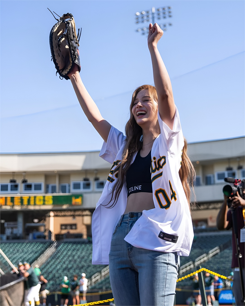 MLB(影)/韓人氣女團NMIXX受邀開球!Lily獻唱美國國歌超強唱功驚豔全場