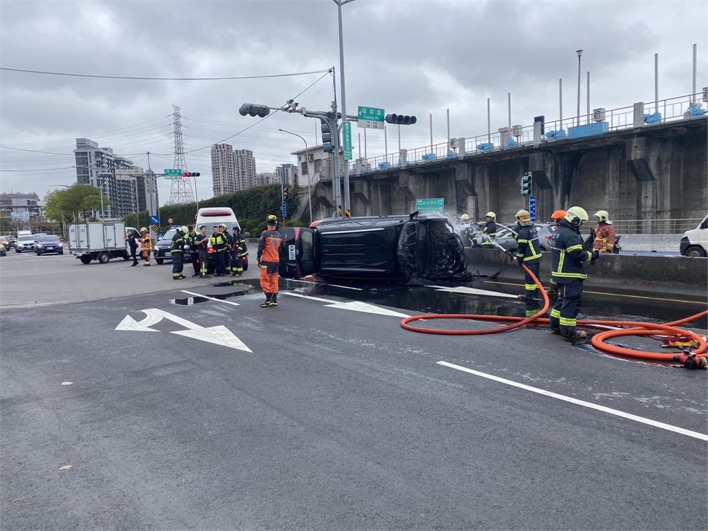 疑疲勞駕駛忘記轉彎直撞分隔島　車輛側翻起火驚險瞬間