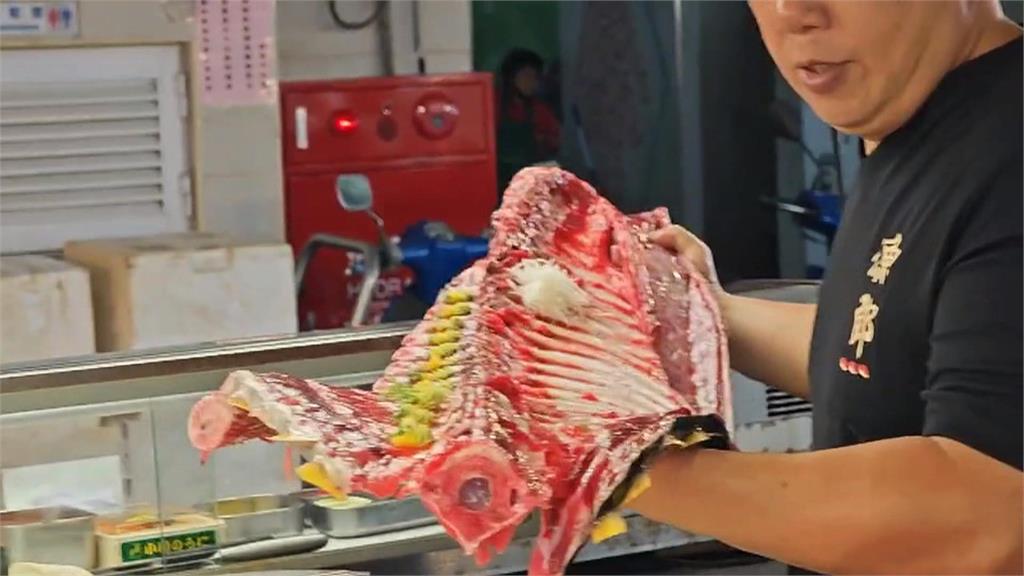 壯觀!東港攤商出奇招 黑鮪魚骨頭變盤子
