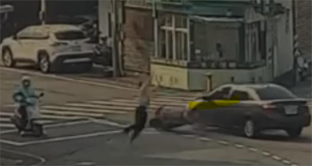 快新聞／又是78歲！桃園男駕車疑闖紅燈　女騎士遭撞「腦出血、右肩骨折」