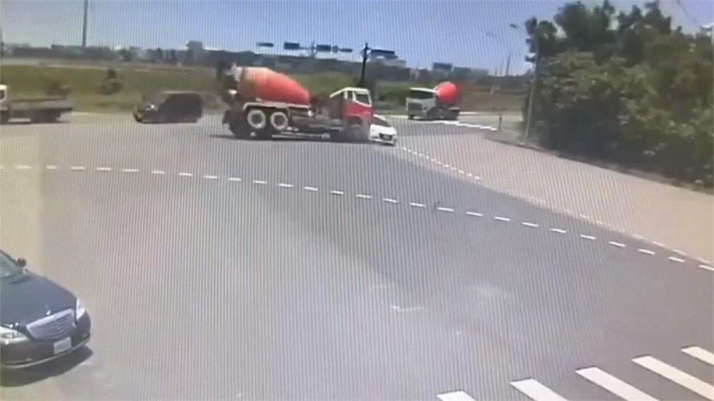 彰化火燒車!救護車突竄火舌 救護員先做「這件事」全員平安