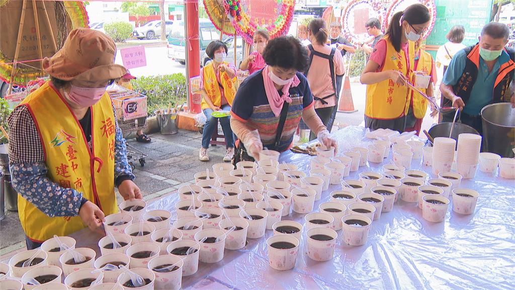 大暑正逢虎爺生日 市場攤商拜365桶炸雞求財